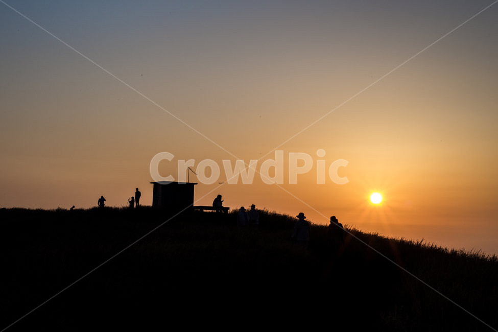 노을,해질녘,일몰,하늘,구름,햇빛,sunset,sky,cloud,sun,sunlight,능선,언덕,flare,플레어,light,오름,역광,뒷모습,실루엣,사람,자연,풍경,nature,landscape,outdoors,옥외,red sky,붉은 하늘,dusk,황혼,dawn,새벽