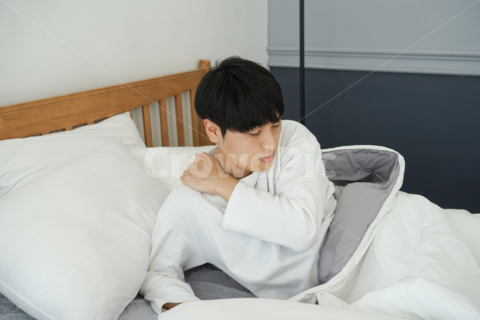 남성,남자,침대,침실,방,실내,이불,아침,어깨,기상,사람,인물,인간,human,person,남성,남자,man,male