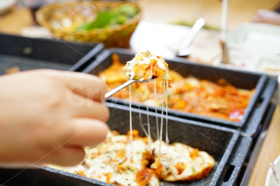 치즈,피자,요리,먹방,푸드,먹거리,스푼,수저,손,비주얼,식사,간식,food,pizza,사람,인물,인간,human,person,음식,식재료,요리,food,cook,meal,dishes,food reserves
