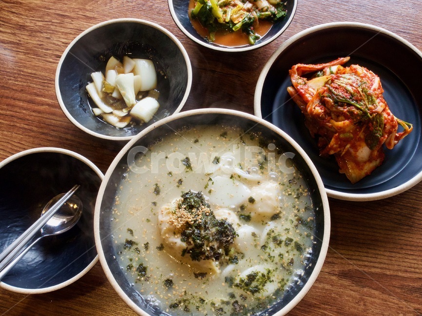 한국음식,식품,한식,한국문화,한국,배경,음식문화,웰빙,문화,아시아,아시아음식,접시,전통,설날,추석,음식,요리,추석음식,설날음식,명절,김가루,명절음식,만두국,떡만두국,김치,반찬,국물음식,국물
