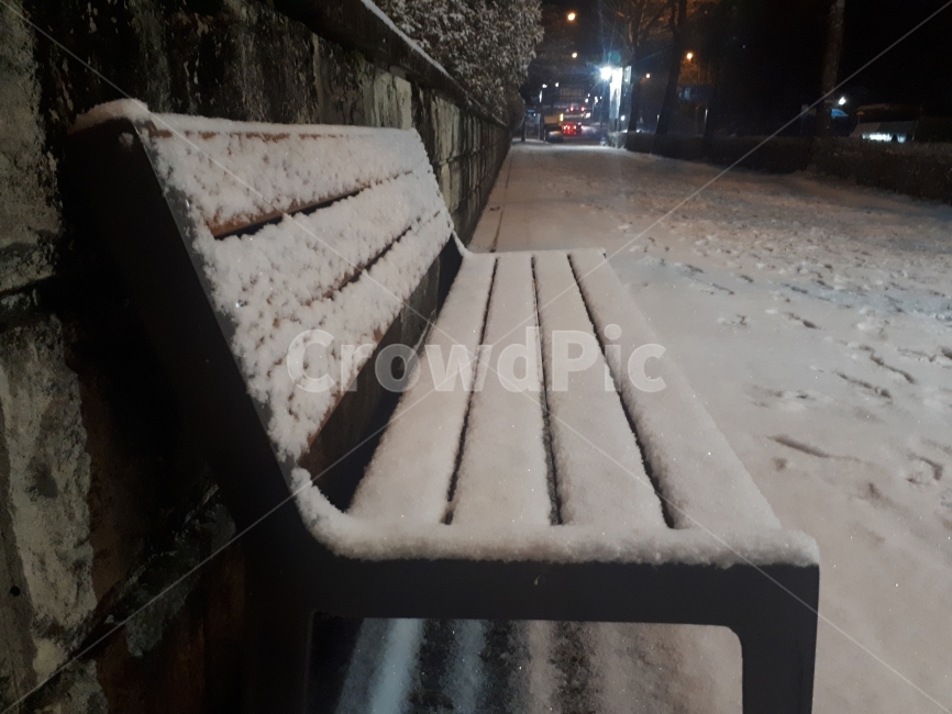 눈,의자,야경,흰눈,쓸쓸함,배경화면,겨울,계절,winter,season,야경,밤,풍경,nightscape,night,landscape,furniture,가구,bench,벤치,park bench,공원 벤치