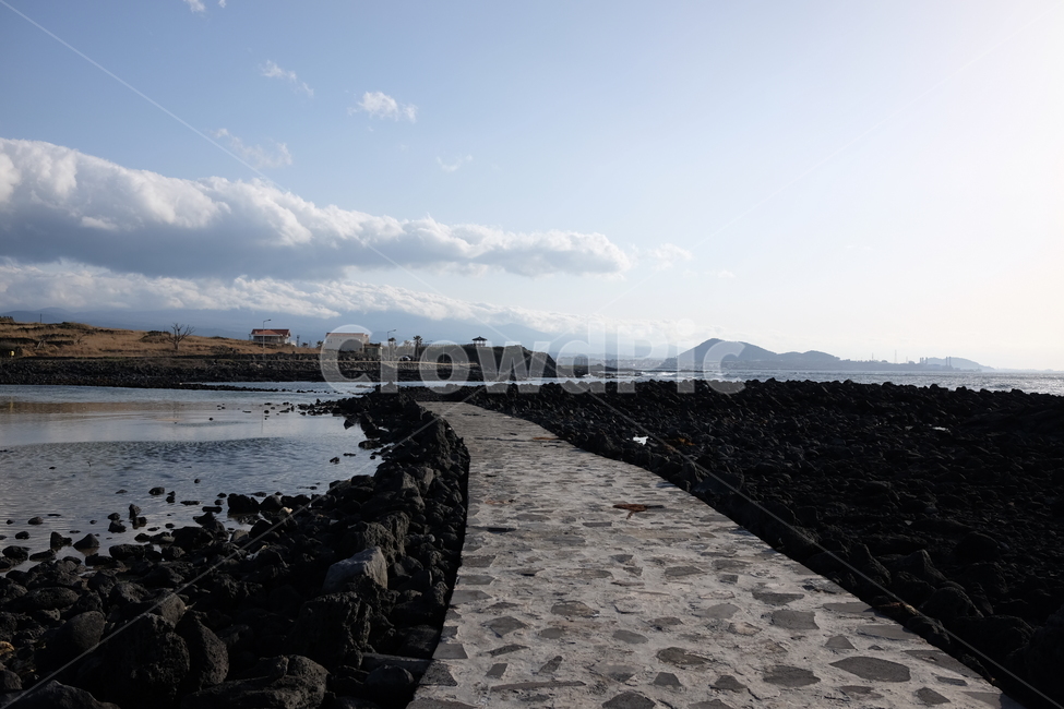 하늘,바다,길,바위,돌,제주도,구름,맑음,쾌청,자연,풍경,자연,풍경,nature,landscape,한국자연풍경,한국자연경관,korea nature landscape,제주도,jeju,jeju island,walkway,보도,path,통로,flagstone,판석,sidewalk,pavement,포장