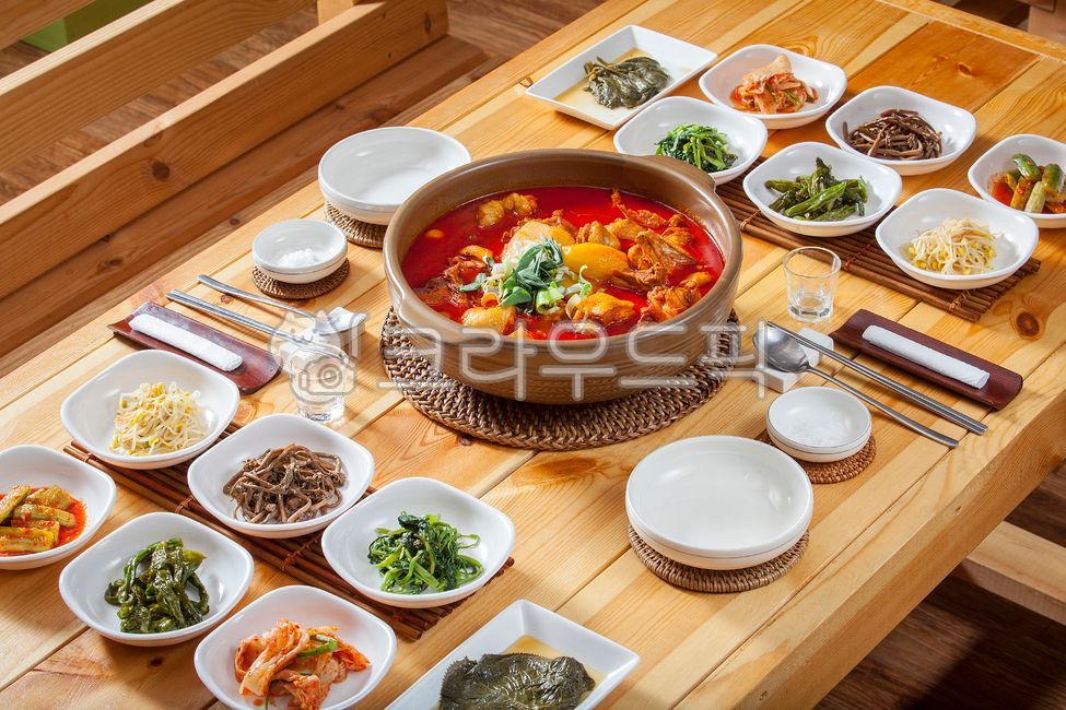 닭,토종닭,토종닭볶음,닭볶음탕,토종닭볶음탕,국내산닭,닭도리탕,식사,음식점,음식,한식,한국음식,전통음식,전통,전통먹거리,소스,닭볶음소스,냄비,토종닭도리탕,요리,닭요리,볶음요리,볶음탕,감자,파,대파,food,고기,닭고기,도리탕,야채,채소,콩나물,콩나물무침,고사리,고사리무침,시금치,고추조림,고추,김치,깻잎,반친,식당,물수건,물수건받침,수건받침,수저받침,수저,접시받침,받침,소금,대나무,대나무트레이,트레이,라탄트레이,나무트레이,오이,오이김치,오이무침,식재료,메뉴,음식점메뉴,상차림,한정식,음식,식재료,요리,food,cook,meal,dishes,food reserves