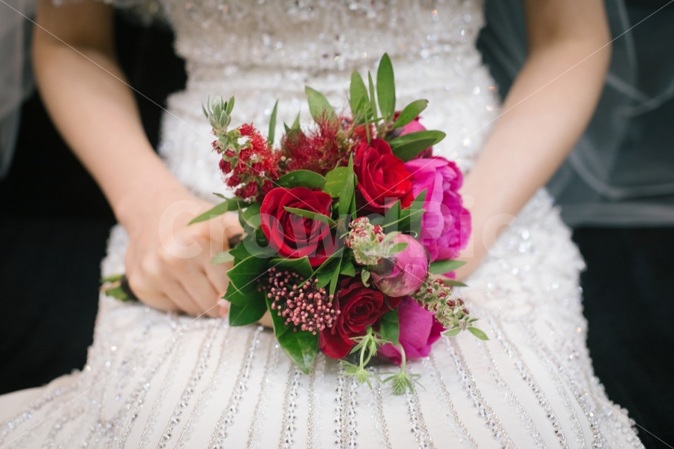 결혼식,부케,드레스,결혼,웨딩,웨딩드레스,신부,손,꽃,wedding,bouquet,식물,자연,plants,nature,꽃,flower,사람,인물,인간,human,person,여성,여자,woman,female,lady,결혼,혼례,웨딩,wedding,marriage,marry,연출,컨셉,콘셉,direction,concept