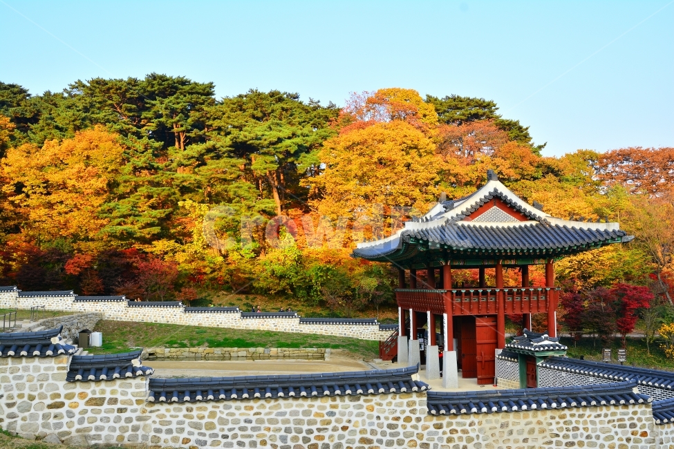 남한산성,가을,단풍,전통,한옥,기와집,세계문화유산,유네스코,명소,관광지,투어,민속,보존,역사,HISTORY,HOUSE,SEOUL,TOUR,CULTURE,TRADITIONAL,KOREA,한국,가볼만한곳,처마,나무,우드,곡선,한국의미,아름다움,건축,장인,AUTUMN,FALL,풍경,OLD,가을,계절,fall,autumn,season,한국전통,한국문화,korean traditional,korean culture,랜드마크,landmark,tourist attraction,한국랜드마크,한국관광지,한국명소,korea landmark,korea tourist attraction