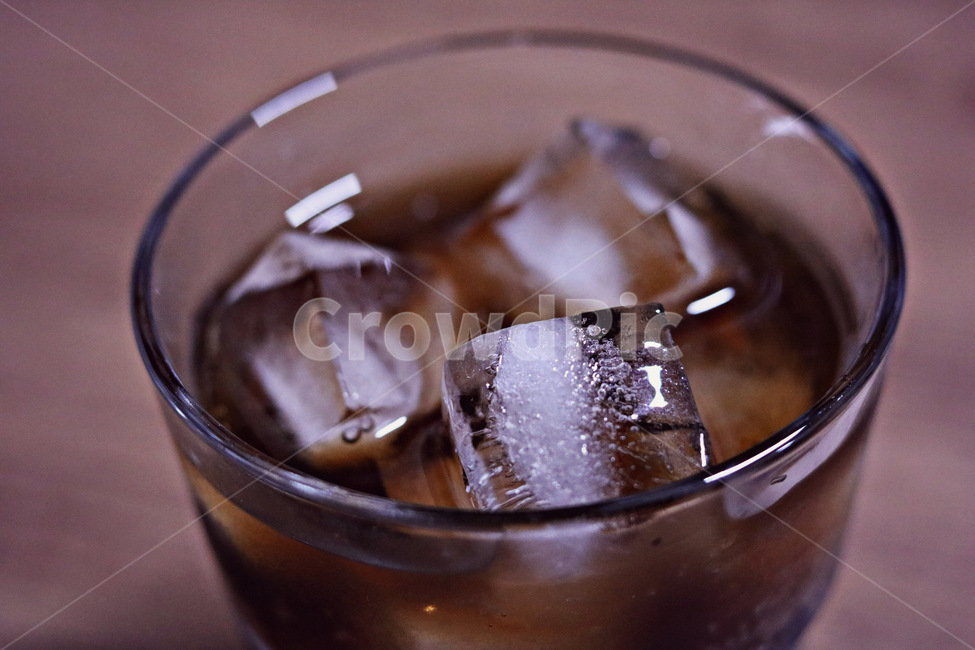 탄산음료,음료,음료수,얼음,유리,유리잔,컵,음식,마실것,시원함,beverage,drink,glass,음료수,drink,beverage