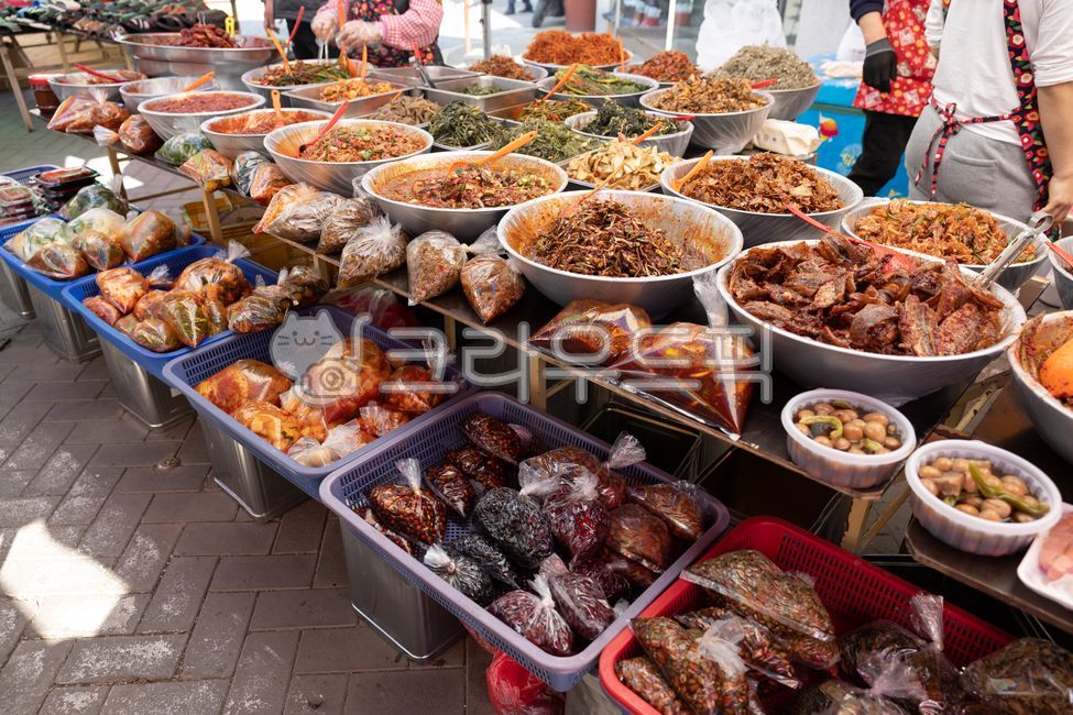 재래시장,전통시장,마른반찬,갓김치,건어물,젓갈,깍두기,무시,시장,김치,양념,열무,반찬,반찬가게,음식,식재료,매운,매콤한,채소,야채,오일장,한국,문화,소상공인,상점,상인,손,판매,장사,진열,진열대