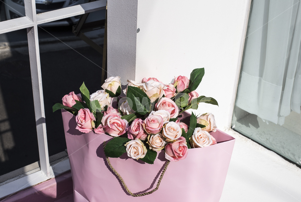 꽃,장미,장미꽃,로즈,조화,핑크,분홍,창가,햇살,종이가방,꽃,flower,기념일,축하,anniversary,congratulation,celebrate,celebration