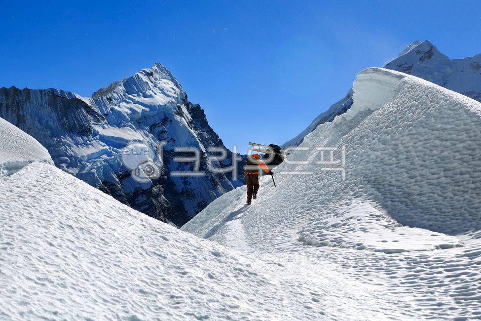 blue sky,mountains,trekking,Himalayas,mountain climbers,scenery,mountain climbing,mountain,men,man,human,hiker,Nepal,hiking,climber,people,blueskies,outdoor,mountaineverest,mountaineer,himalayas,person,snow,backpack,nepal,Mount Everest,humans,landscape