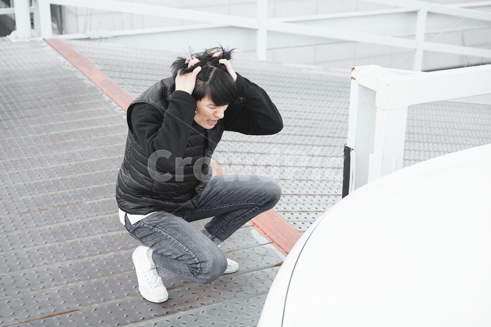 자동차,차량,차량사고,남자,사고차량,얼굴표정,감정표현,머리아픔,사람,인물,인간,human,person,얼굴표정,facial expression,face,남성,남자,man,male,감정표현,기분,feeling,emotion,교통,교통수단,traffic,transportation