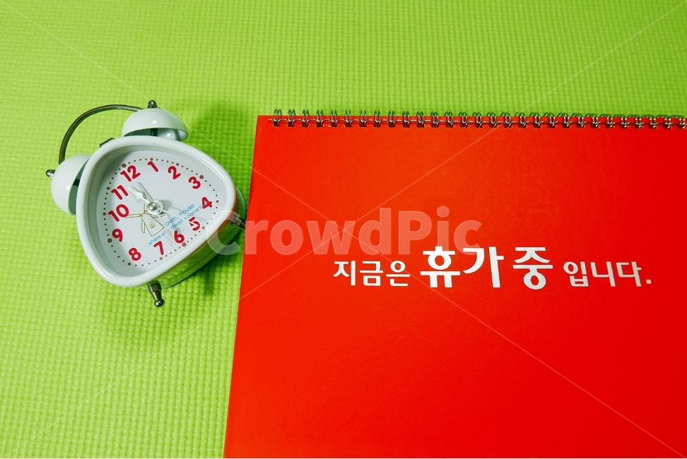 	탁상달력,안내판,알림판,시계,휴가중,탁상시계,알람시계,자명종시계,수첩,바인더북,노트,다이어리,background,바탕,배경,배경이미지,백그라운드,이미지,달력,카랜다,카렌다,카렌더,탁상용,탁상형,탁상카렌다,생활,탁상,책상용,기업,회사,회사원,사원,사무원,직장,공장,업무,공무,사업,사무실,집,비지니스,책상,스프링,표지,자리비움,메세지,안내,종이,지금은,입니다,연두색,하얀색,칼라,휴가,빨간색,정보,자명종,비즈니스,사업,business,service,work,사물,물건,오브젝트,thing,object,matter,연출,컨셉,콘셉,direction,concept,학용품,문구류,사무용품,school supplies,stationery,office supplies