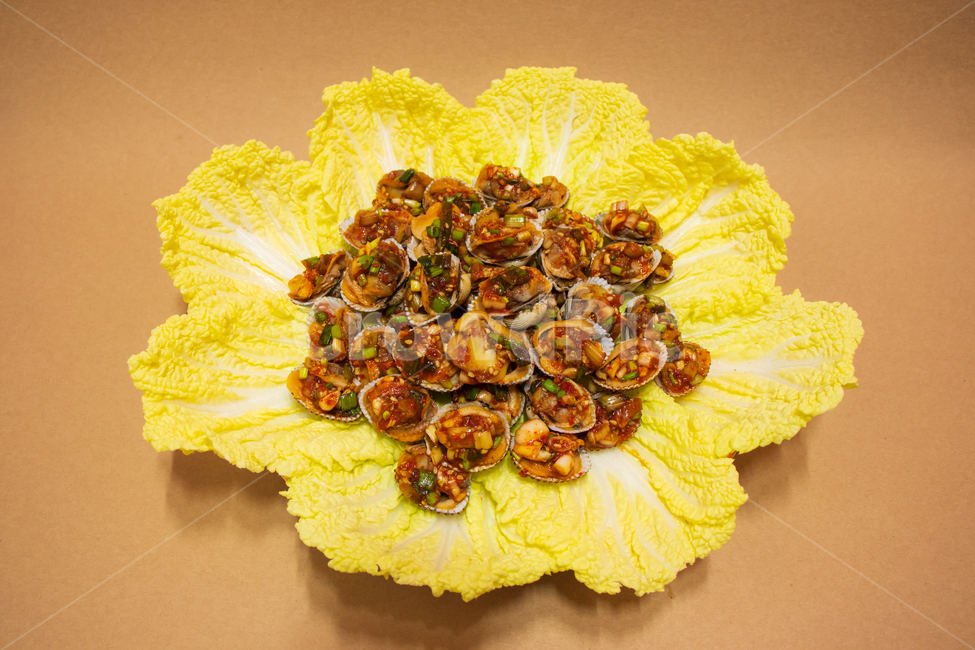 꼬막무침,꼬막,배추,제철,겨울,음식,제철음식,겨울음식,한식,한국음식,요리,반찬,무침,식사,식품,한국,어패류,조개,돌조개,돌조개과,해산물,해물,수산물,씨푸드,먹거리,먹을거리,점심,저녁,파티,홈파티,장식,데코,데코레이션,플레이팅,야채,채소,알배추,배추잎,배춧잎,꽃,꽃모양,예쁜,예쁘다,아름다운,아름답다,문화,가을,자연,소스,매운,맵다,짜다,양념,양념장,건강,홈메이드,신선한,홈메이드쿡,쿡,아시아,맛,맛있는,매콤한,백그라운드,바탕,배경,cockle,clam,seafood,cabbage,cabbageleaves,chinesecabbage,napacabbage,food,koreanfood,vegetable,korea,culture,meal,cooking,cuisine,cook,eat,winter,health,healthy,homemade,spicy,hot,asia,sauces,eating,natural,nature,decor,decoration,fresh,beautiful,party,lunch,dinner,dish,plate,delicious,tasty,background,음식,식재료,요리,food,cook,meal,dishes,food reserves,한식,한국음식,한국요리,korean food,korean dishes,korean meal,korean cook