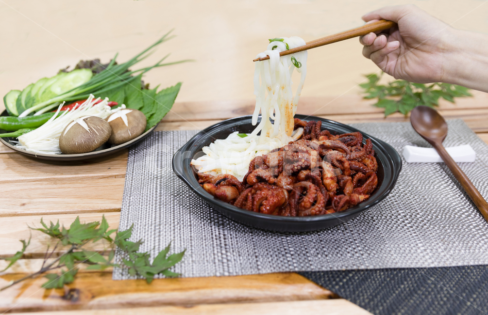 음식,쭈꾸미볶음,식사,안주,쭈꾸미,저녁식사,한식,korea,spicy,오징어볶음,식당,매콤,매운맛,red,맛집,고추장,고춧가루,식재료,요리,cook,reserves,수산물,해산물,fisheryproducts,seafood,한국음식,한국요리,food,dishes,korean,meal,koreancook,맛있다,먹다,맵다,소스,볶음,사람,인물,인간,human,person,신체일부,몸,body,음식,식재료,요리,food,cook,meal,dishes,food reserves,한식,한국음식,한국요리,korean food,korean dishes,korean meal,korean cook