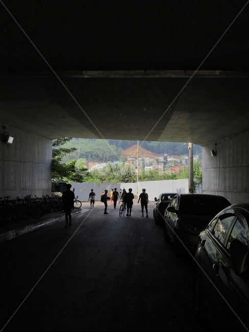 그린다,굴따리,자전거,학생,마을,나무,친구,아이들,자연,풍경,nature,landscape,사람들,대중,군중,other people,crowd,어린이,어린아이,child,children,kid,인물실루엣,사람실루엣,character silhouette,human silhouette,human,인간,person,사람,car,차,transportation,교통,automobile,자동차,vehicle,차량
