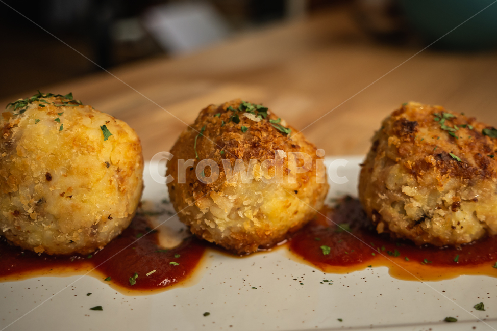 risotto,fried rice balls,wooden table,arancini,Arancini Ball,Fried rice balls,Arancini,ketchup sauce,Ketchup sauce,rice balls,parsley,riceballs,risottoballs,ketchup