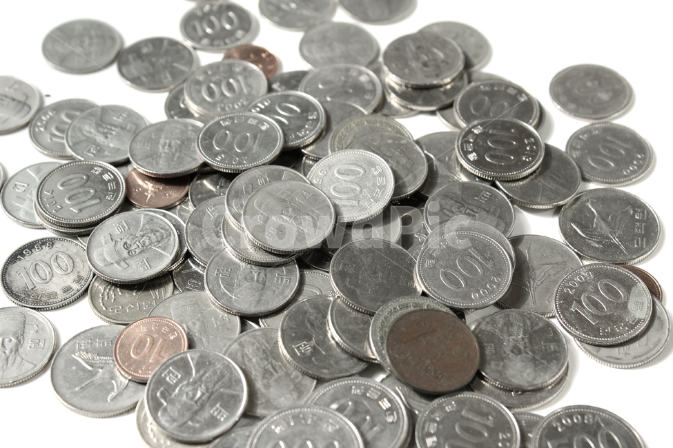 한국,한국동전,동전,100원,10원,500원,금속,은색,흰배경,금융,실버,경제,banking,korea,coin,metal,money,silver,won,cash,돈,더미,덩어리,group,쌓인,많은,many,금융,돈,finance,banking,money,연출,컨셉,콘셉,direction,concept