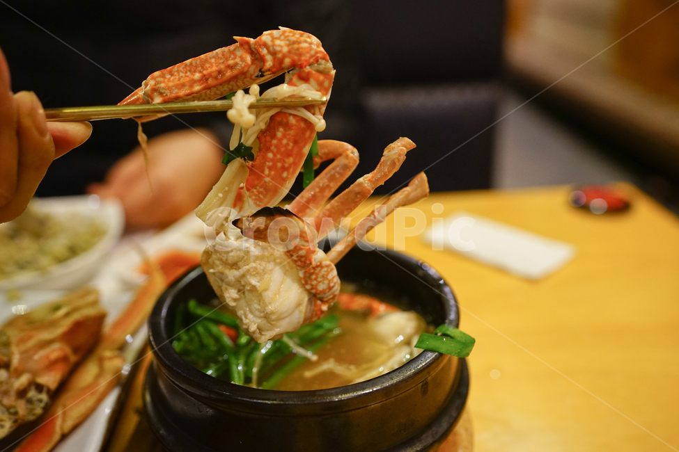 게,찌개,해장국,술안주,국물요리,국물,게살,해물,해물찌개,안줏거리,음식,푸드,식사,뚝배기,음식,식재료,요리,food,cook,meal,dishes,food reserves,한식,한국음식,한국요리,korean food,korean dishes,korean meal,korean cook