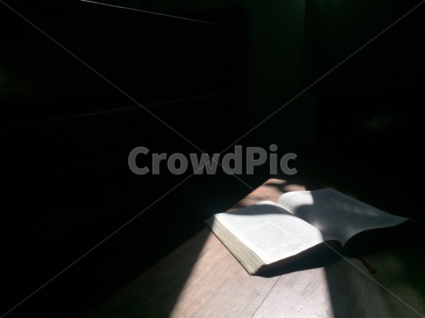 교회,성경,성경책,햇빛,독서,church,bible,sun,book,햇살,조명,무드,mood,분위기,감성,종교,신앙,religion,belief,faith,휴식,힐링,rest,relaxation,healing