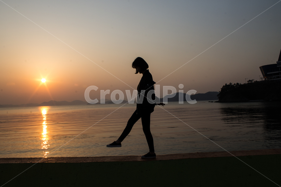 석양,그림자,노을,실루엣,바다,해변,바다,beach,sea,사람,인물,인간,human,person,여성,여자,woman,female,lady,인물실루엣,사람실루엣,character silhouette,human silhouette,sunlight,햇빛
