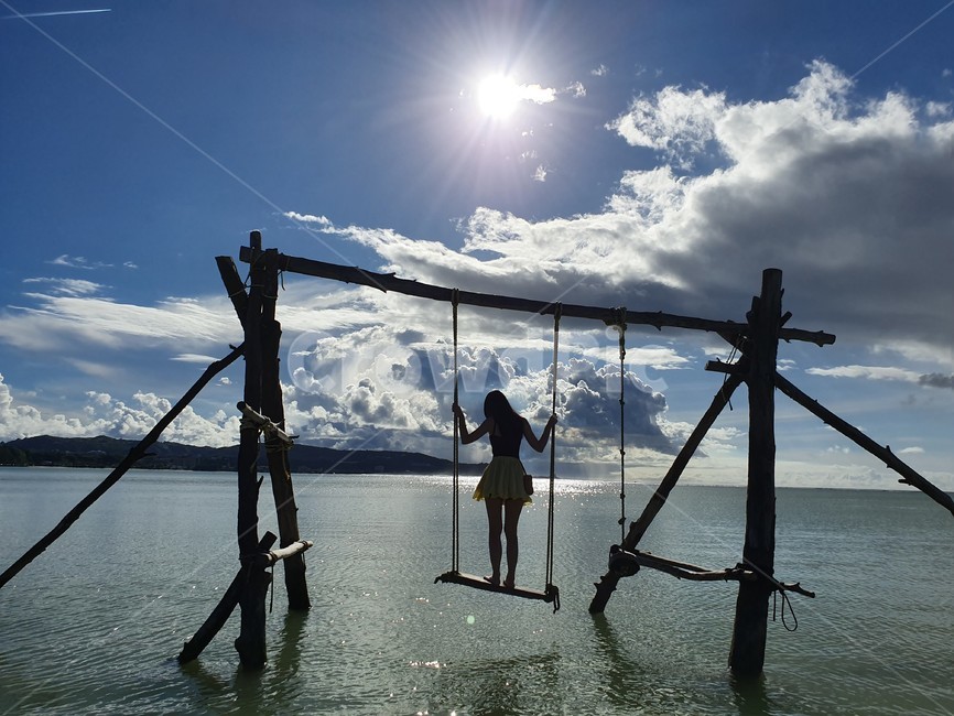 사람,person,human,인간,그네,바다위그네,역광,swing,oxean,sea,sun,대양,바다,인물실루엣,사람실루엣,character silhouette,human silhouette,여행,휴가,traveling,vacation,trip