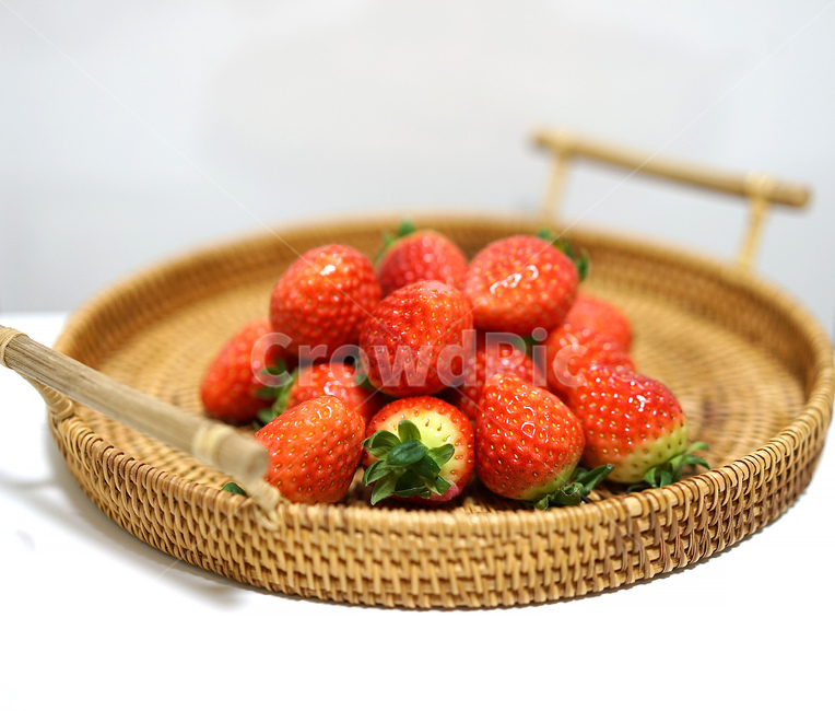 딸기,strawberry,과일,음식,겨울철과일,빨강,레드,red,베리,라탄,바구니,신선,스트로베리,음식,식재료,요리,food,cook,meal,dishes,food reserves,과일,열매,fruit