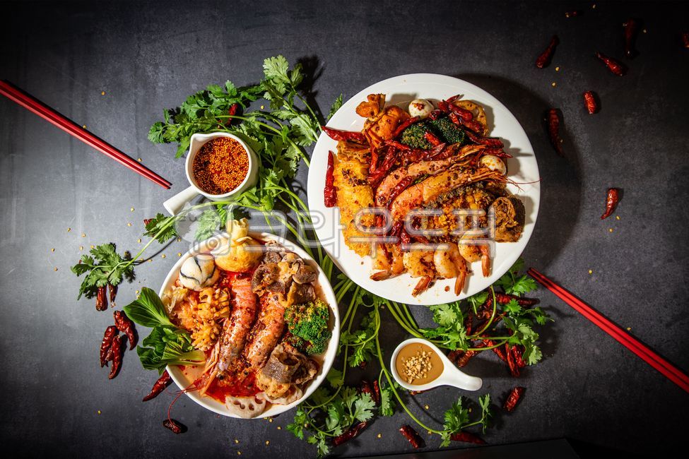 마라상궈,훠궈,요리,마라탕,음식,볶음요리,매운,마라,새우,버섯,브로컬리,야채,고추가루,고수,흰접시,그릇,plate,food,젓가락,고추,소스,플레이팅,빈티지,배경,목업,메뉴,중식,중국요리