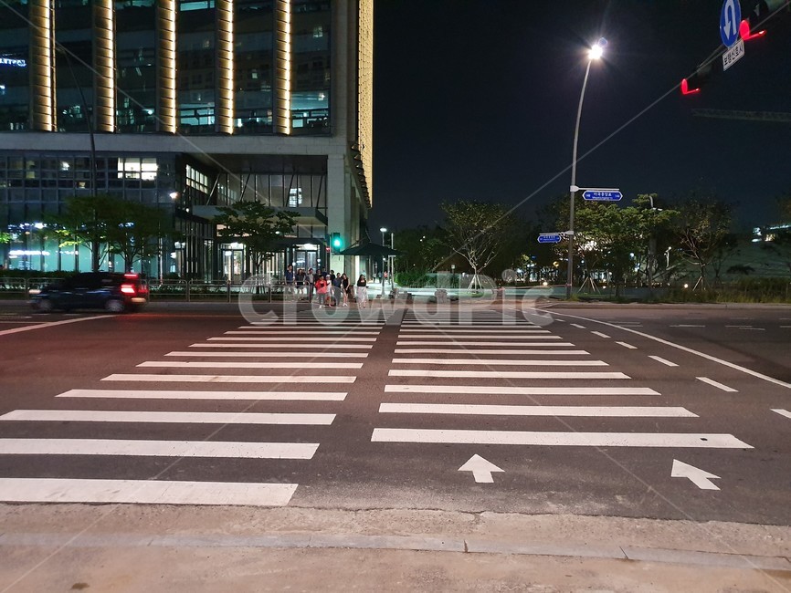 야간,횡단보도,밤,도로,초록불,road,아스팔트,사람