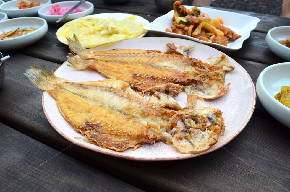 옥돔,구이,생선,제주도,음식,반찬,한식,테이블,야외,낮,상,배추,김치,뼈,가시,노릇노릇,익은,상차림,정식,하얀,접시,둥근,식탁,우드,나무,맛있는,생선구이,옥돔구이,한국음식,food,korean,jeju,fish,물고기,음식,식재료,요리,food,cook,meal,dishes,food reserves