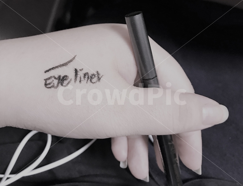 아이라이너,eyeliner,eyemakeup,makeup,화장품,화장,여성,beauty,여성스러움,메이크업,손,hand,눈화장,woman,사람,인물,인간,human,person,뷰티,미용,beauty treatment,연출,컨셉,콘셉,direction,concept