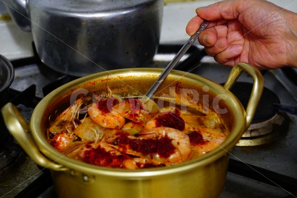 새우,shrimp,사물,오브젝트,object,food,seafood,과실,meal,dish,dishes,요리,레시피,쿡,cook,식사,dinner,디저트,dessert,싱싱,신선,맛,맛있다,맛집,요리사,주방,부엌,해물,수산물,물고기,건강,주방용품,부엌용품,반찬,음식,안주,술안주,식품,연출,연출사진,맛있는,진수성찬,산해진미,싱싱하다,신선하다,보글보글,부글부글,끓다,끓이다,익히다,삶다,조리,조리하다,냄비,얼큰한,얼큰하다,매운,매운맛,고추,고춧가루,양념,사람,손,손가락,손동작,스푼,숟가락,새우탕,찌개,국물,recipe,사람,인물,인간,human,person,신체일부,몸,body,음식,식재료,요리,food,cook,meal,dishes,food reserves,수산물,해산물,fishery products,seafood,연출,컨셉,콘셉,direction,concept