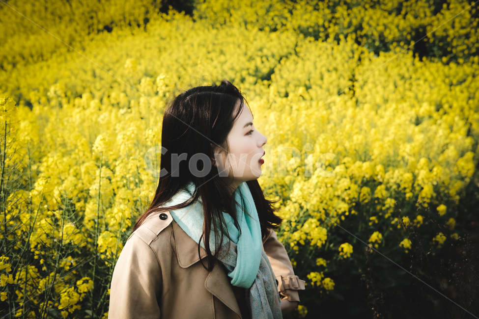 apparel,의복,clothing,의류,coat,코트,overcoat,외투,유채꽃,석양,들판,봄날,흑백,오후