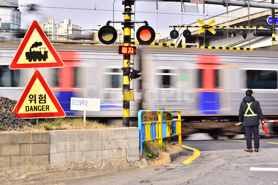 건널목,열차,빈티지,감성사진,빈티지감성,달리다,전철,running,tarmac,타맥,아스팔트,신호등,railload,train,철길,배경,바탕,백그라운드,vintage,background,speeding,outdoor,야외,옥외,아웃도어,변두리,기찻길,bw,교통,transportation,대중교통,기차,person,사람,human,인간,안내원,업무,도로표지판,표지판,안내판,질주,속도,교통,교통수단,traffic,transportation