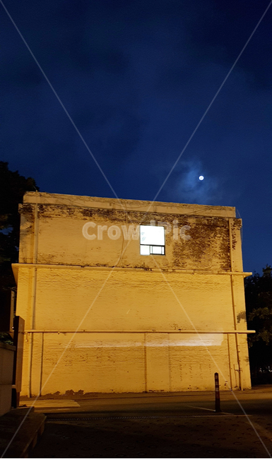 야경,건물,낡은건물,벽,콘크리트벽,낡은벽,달,아트,야경,밤,풍경,nightscape,night,landscape,건축물,건물외관,exterior,building,structure,architecture,construction