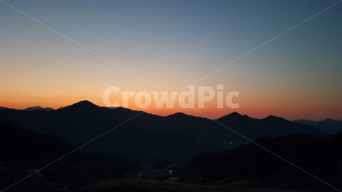 일몰,석양,산,산맥,자연,주황색,다중색상,파란색,평온,파스텔,경관,고요한,야외,자연미,아름다움,실루엣,풍경,환경,햇빛,하늘,휴식