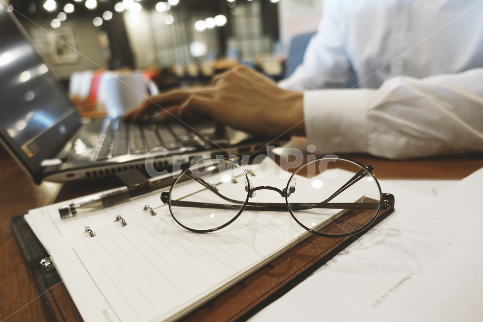 안경,업무,과제,오피스,노트북,비즈니스맨,businessman,eyeglasses,노트,타이핑,note,typing,notebook,비즈니스,사업,business,service,work