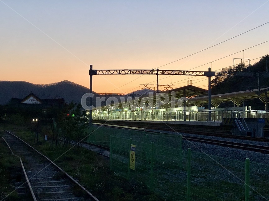 레일,rail,traintrack,기찻길,railway,철도,transportation,교통,기차역,조명,경춘선,춘천,김유정역,노을,저녁,가을,가을저녁