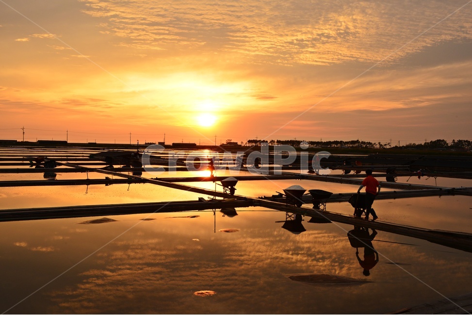 영광두우리염전,영광,두우리,염전,두우리염전,염전일몰,황금색일몰,두우리일몰,nature,자연,person,사람,human,인간,outdoors,옥외,sky,하늘,sunset,redsky,붉은하늘,dusk,황혼,일몰