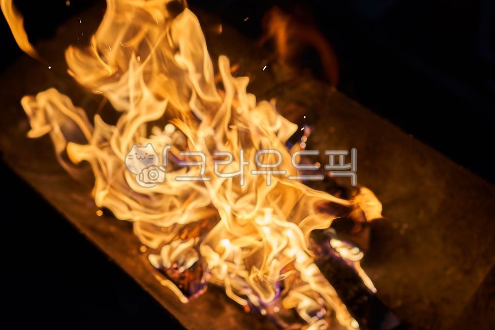 ingle,rest,warmth,healing,brazier,firewood,fire hole,fire stand,fire,campfire,flame,bonfire,Camping