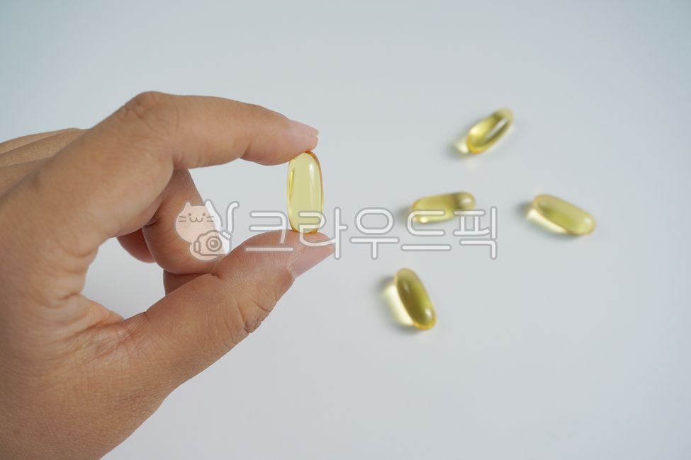 오메가3,오메가,알약,약,보조제,건강보조제,영양제,노란,연질캡슐,캡슐,의학,약학,건강,health,medicine,손가락,손,pinch,supplements,omega3,yellow,투명한,pill,capsule,의료,의학,병원,medical,hospital,clinic