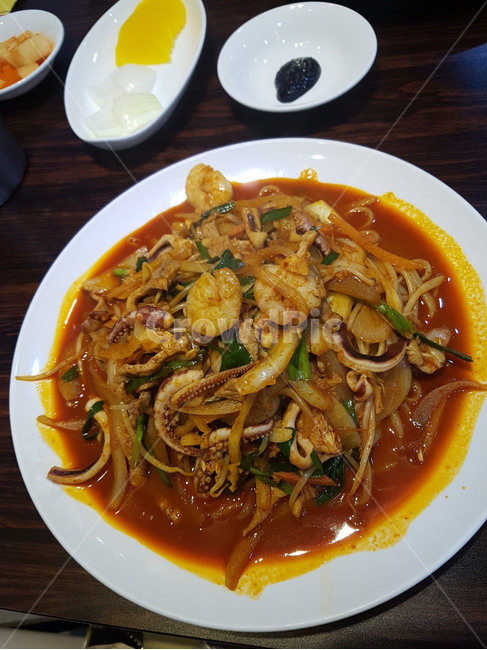 요리,식사,food,음식,오징어두루치기,단무지,해산물