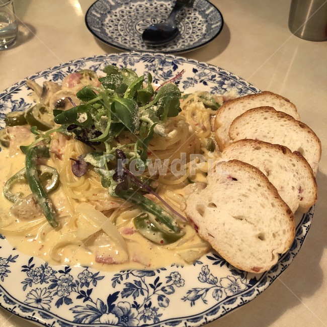 dish,요리,meal,식사,food,음식,크림파스타,파스타,명란크림파스타,바게트,양식