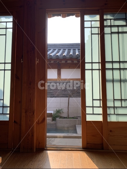 한옥,한옥마루,문틈,거실,따뜻,한국전통,한국문화,korean traditional,korean culture,건축물,건물외관,exterior,building,structure,architecture,construction
