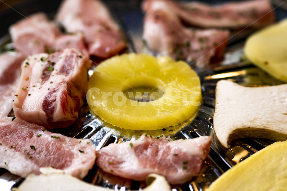 삼겹살,돼지고기,생고기,마블링,신선한,맛있는,고깃집,고기집,파인애플,임실치즈,치즈,구워먹는,갈매기살,항정살,코리아,바베큐,한국,korea,bbq,음식,식재료,요리,food,cook,meal,dishes,food reserves,육류,고기,meat