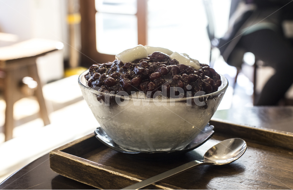빙수,팥빙수,팥,단팥,얼음,디저트,후식,달달함,우유,연유,눈꽃,눈꽃빙수,음식,떡,인절미,여름,푸드,맛집,더위,서늘함,스푼,쟁반,인기,설탕,카페,간식,여름간식,desert,여름,계절,summer,season,음식,식재료,요리,food,cook,meal,dishes,food reserves,디저트,간식,후식,dessert,snack,pottery,도기류,saucer,받침 접시