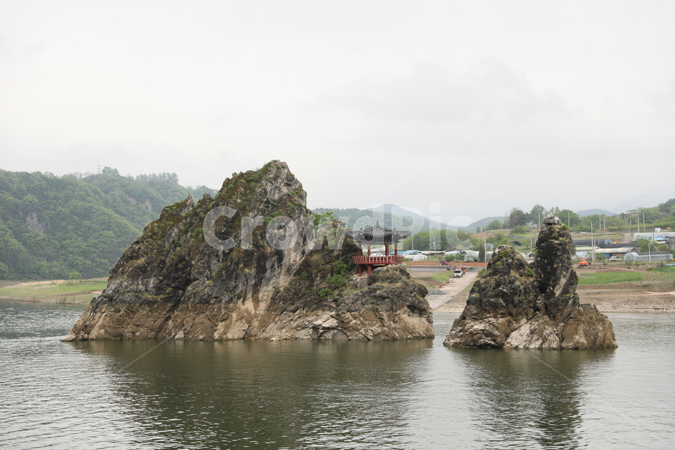 도담삼봉,정자,섬,충주호,단양,반영,물,자연풍경,자연,풍경,nature,landscape,한국자연풍경,한국자연경관,korea nature landscape,land,땅,outdoors,옥외,shoreline,해안선,water,sea,바다,ocean,대양,promontory,곶