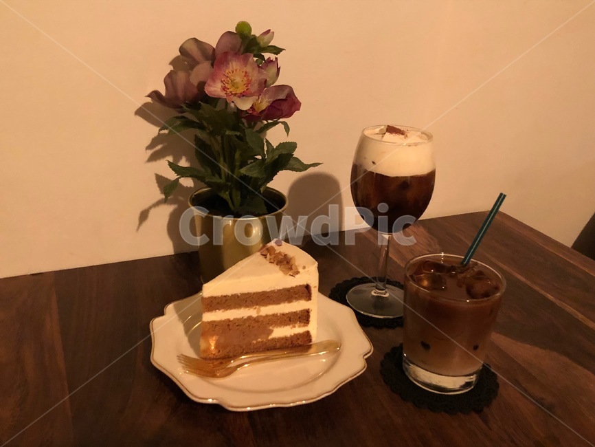디저트,카페,커피,케이크,조명,dessert,cafe,coffee,cake,꽃,포크,빨대,컵,접시,그림자,음식,flower,food,light,감성,휴식,잡지,맛집,따듯함,dish,plate,여유