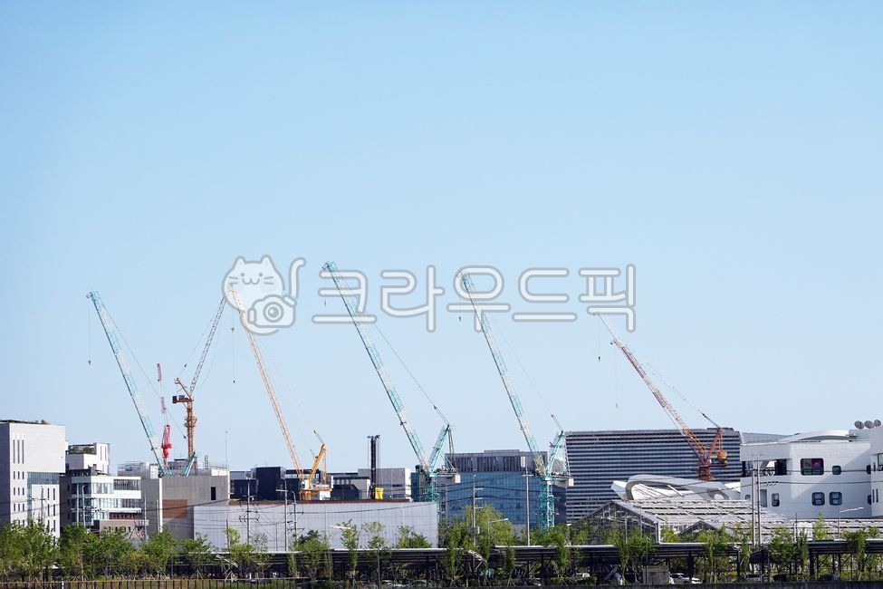 towercrane,Korean cityscape,screen,construct,building,construction crane,complex,constructioncrane,only,sight,cityscape,urbanlandscape,high rise building,sky,crane,framing,large,construction site,apartmentcomplex,noaccident,constructionsite,No accident,hi