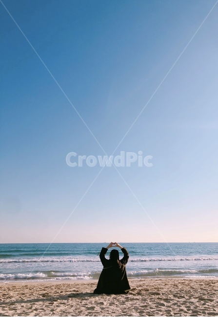 바다,겨울바다,sea,하늘,야외,감성,하트,손하트,모래밭,해변,바다,beach,sea,사람,인물,인간,human,person,여성,여자,woman,female,lady,여행,휴가,traveling,vacation,trip