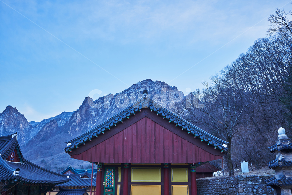 설악산,국립공원,눈,하늘,풍경,정상,봉우리,절,전통,기와,한국전통,한국문화,korean traditional,korean culture,건축물,건물외관,exterior,building,structure,architecture,construction