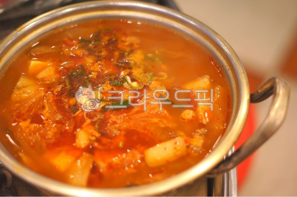 Yangpooni,plating,nickelsilver,Kimchi hot pot,kimchistew,meatstew,spicystew,kimchijjigae,food,nickelpot,porkstew,two spoon pot,Plating,kimchi soup,cooking,Pork Kimchi Stew,foodpresentation